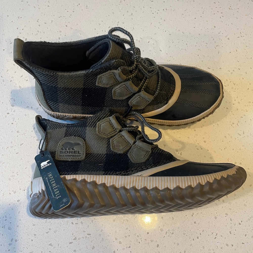 Sorel Out ‘N About Plaid Duck Boots - Picture 4 of 9